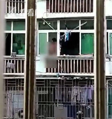 欧先生说,因为他们住的是老式小区,楼宇之间相隔距离不远,对方窗台的情况,可以说是尽收眼底。欧先生的妻子都不敢去阳台。