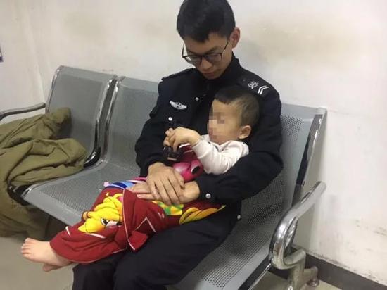 “我们赶到后,看到朱师傅的妻子将孩子抱在怀里,孩子两岁,只会叫爸爸、妈妈和姐姐。”崇贤派出所民警戚芳敏告诉澎湃新闻。