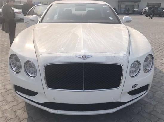 2017款宾利飞驰V8S报价顶级配置舒适驾驶