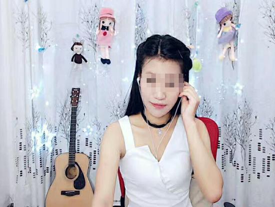 正在做直播的刘凤娟。 本文图片均为受访者供图