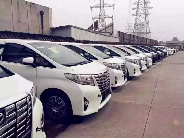 18丰田埃尔法与17款保姆车配置对比详情