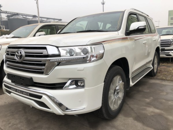 17款丰田霸道4000 灵活驾驶挑战越野极限