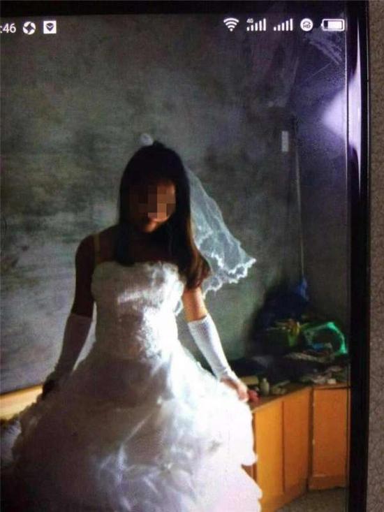 图为第三者身穿婚纱。