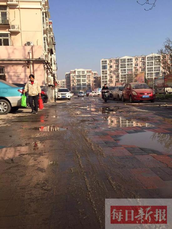 跑冒污水变溜冰场 宁月花园一天摔倒七八个人