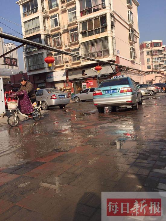 跑冒污水变溜冰场 宁月花园一天摔倒七八个人