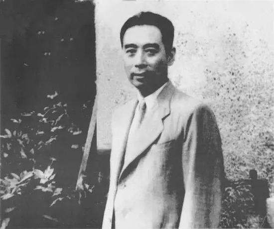 1946年,周恩来在中共代表团驻沪办事处