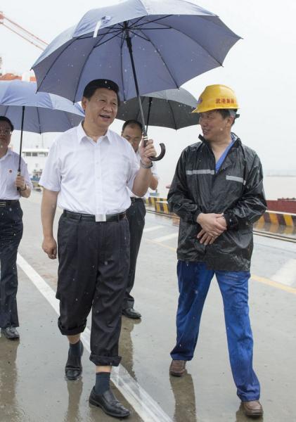 2013年7月21日至23日,中共中央总书记、国家主席、中央军委主席习近平在湖北调研全面深化改革问题和当前经济运行情况。 21日上午,习近平冒雨来到武汉新港阳逻集装箱港区考察。 新华社记者 李学仁 摄
