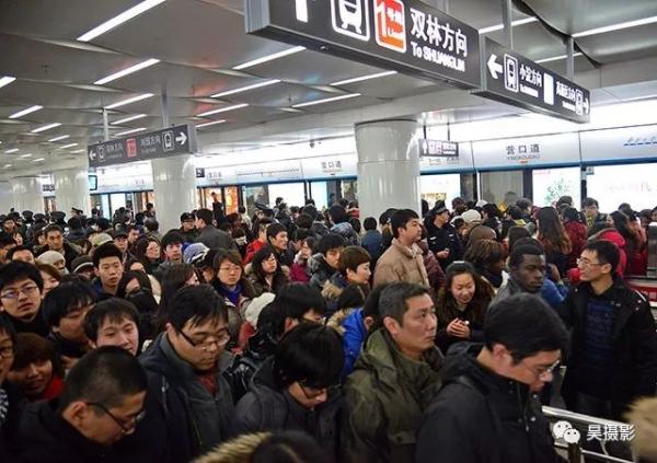 2012年2月,平安夜的营口道地铁客流。张磊 摄