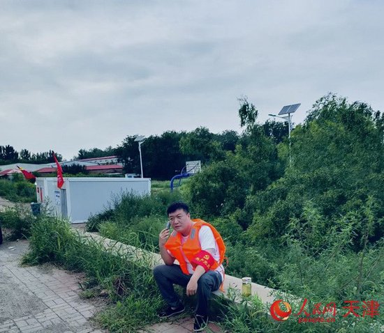 趁着与同组工作人员交班的工作间隙,毕红鸽给家里打了一通电话,告诉孩子不要去河边玩耍。人民网记者 孙翼飞摄