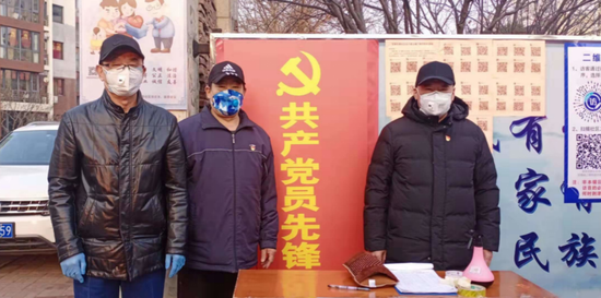 志愿者不畏严寒坚持疫情防控卡点值守