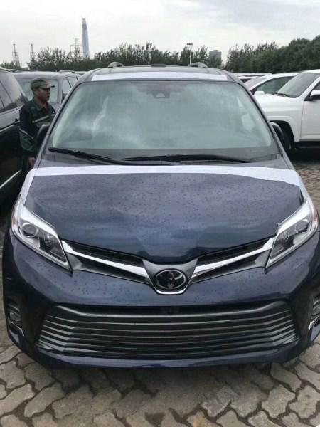 蓝色首发第一台 2018款丰田塞纳3.5两驱