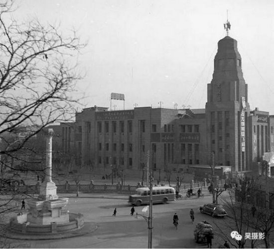 1954年1月，第一工人文化宫前广场