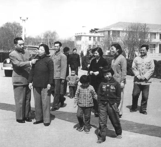 ▲1960年春,周恩来、邓颖超与孙维世(右二)、周尔辉(周恩来侄子,右一)及身边工作人员等散步留影