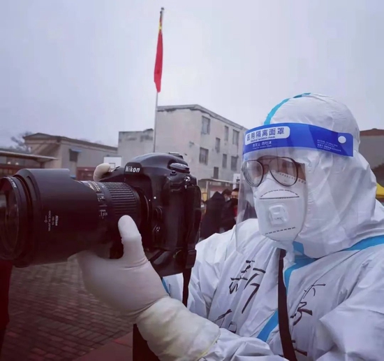 2022年1月11日,新华社河南分社记者李嘉南在河南省禹州市韩城街道前屯社区拍摄记录“95后”夫妻并肩抗疫故事。
