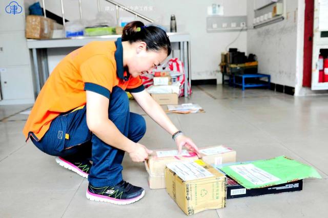 刘婷仔细核对投递地址