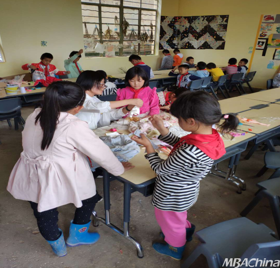 王倩老师在生活家课堂上教同学们缝衣服