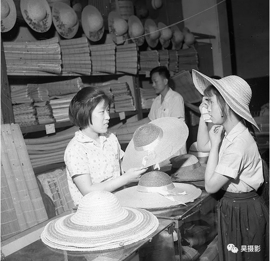 1963年6月,劝业场夏令商品专柜为顾客准备了各种夏季商品。马英 摄