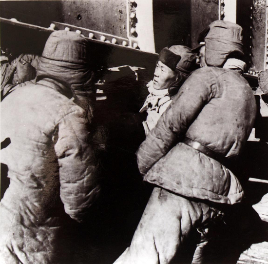 杨连第（左2）和战友们在抢修清川江大桥