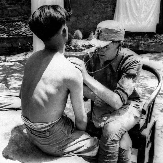 ▲1942年，傅莱在抗日前线诊治八路军伤员