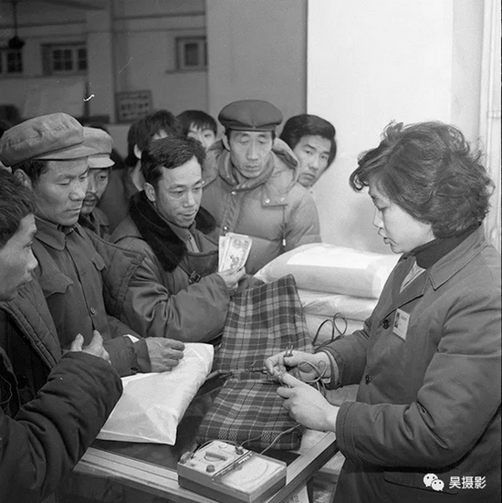 1985年1月,劝业场小型电器柜。 张燕萍 摄