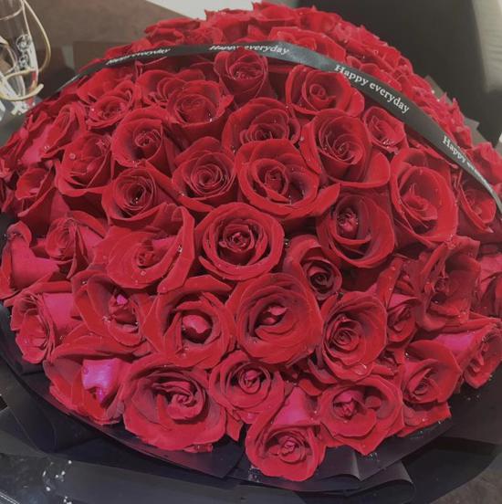 劳斯莱斯库里南 红火开回家过年超炫酷