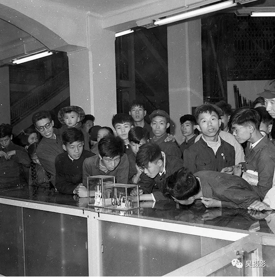 1956年10月,大修后的劝业场,玩具专柜。毕东 摄