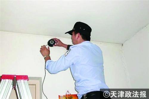 民警安装小型“电子眼”