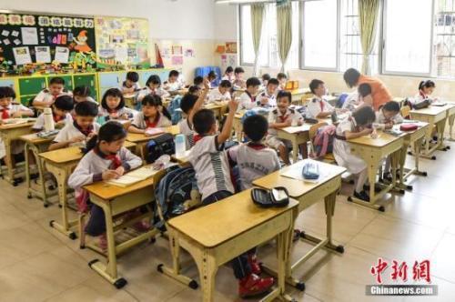 资料图：小学生在上课。中新社记者 陈骥旻 摄