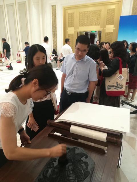 紧接着,杜春燕又准备出一套木版水印工具。