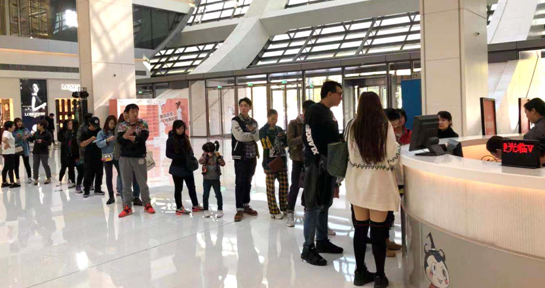 现场促销活动,吸引众多顾客参与。