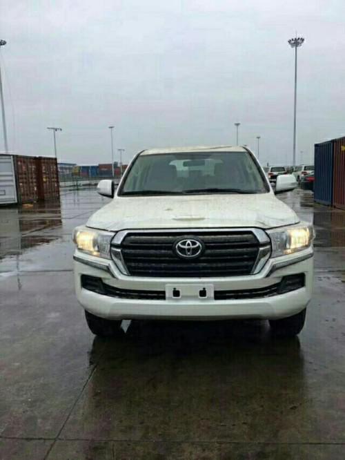 勇往向前的18款丰田酷路泽4000港内到货