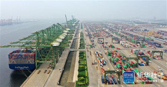 ↑这是无人机拍摄的天津港集装箱码头群一景（8月8日摄）。新华社记者 李然 摄