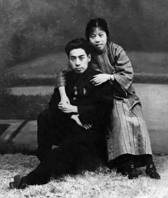 1926年,周恩来和邓颖超结婚一周年纪念