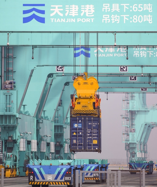 ↑4月9日，在天津港北疆港区C段智能化集装箱码头，岸桥在进行集装箱装卸作业。