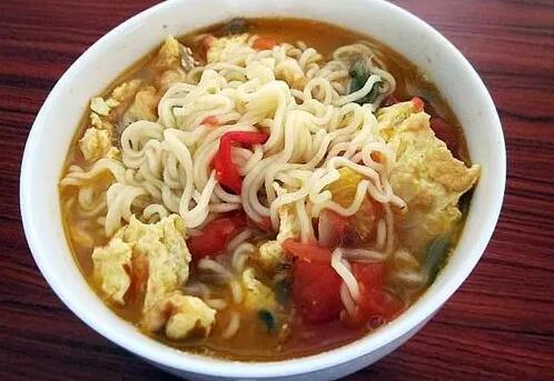 立夏的面食主要有面条、夏饼、面饼和春卷