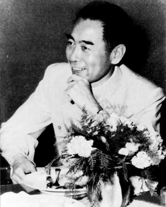 1955年,出席万隆会议的周恩来