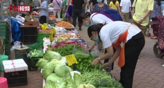 成都市锦江区榆钱街人行道两旁的“小集市”非常热闹。中新视频截图。