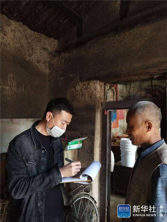 天津市武清区危改干部(左)进行入户摸排工作(4月4日摄)。新华社发