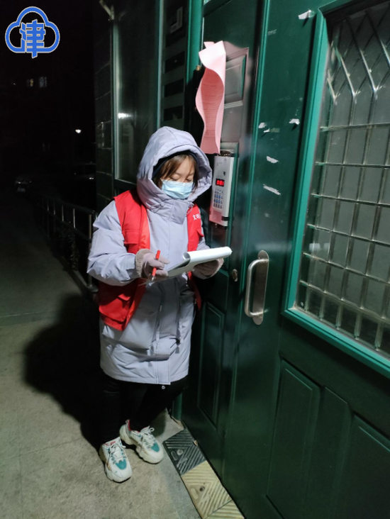 河东区春华里社区党委书记刘亚楠，通过楼道对讲向居民询问防疫事项。