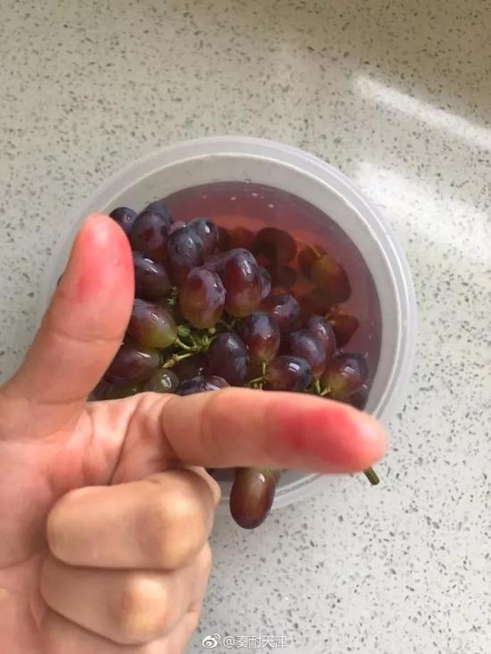 也有网友称:“在学校门口买了一串葡萄