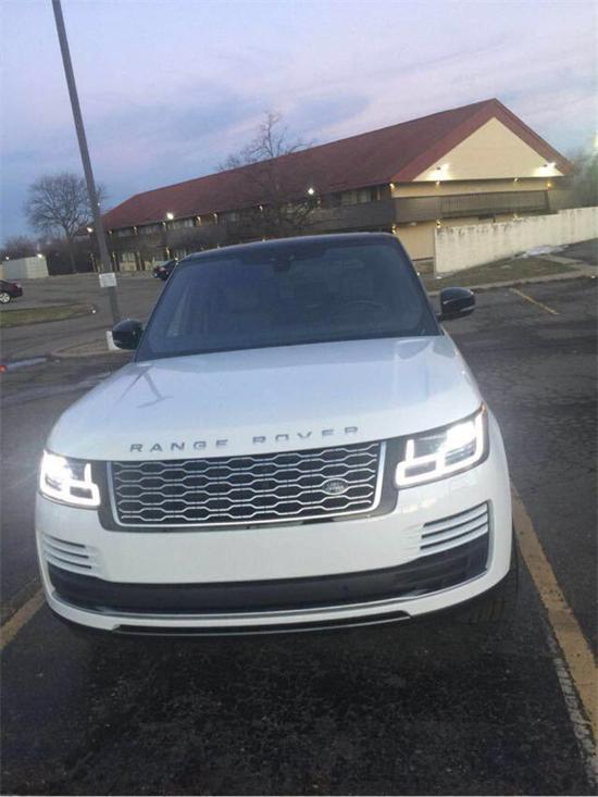 天津港特价放送一台18款路虎揽胜行政版