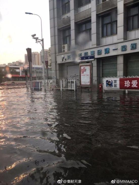 @卿出于实:北辰区天穆镇辰兴路与龙岩道交口,这是早晨的雨水。