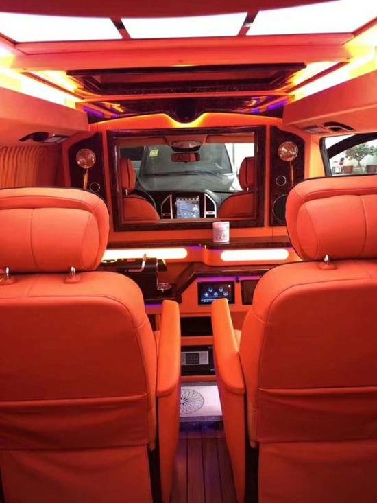 奔驰威霆改装橘红色内饰 活泼不失稳重