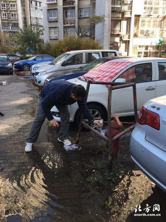工作人员接水检查水质
