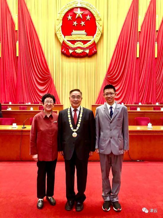 会后,张伯礼携夫人和孙子在人民大会堂合影留念