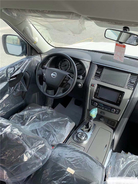 尾灯与效果图也十分类似,只有下包围不太一样,保险杠中间预留了拖车钩的安装位置。