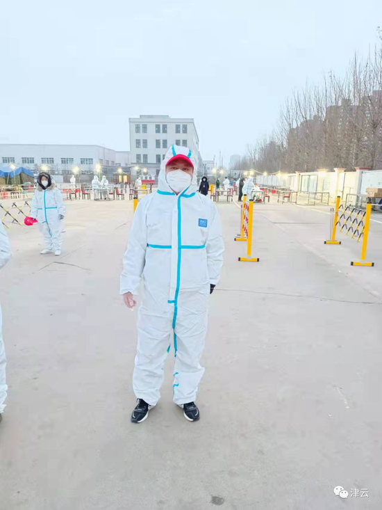 在核酸采样点做志愿服务的张振东