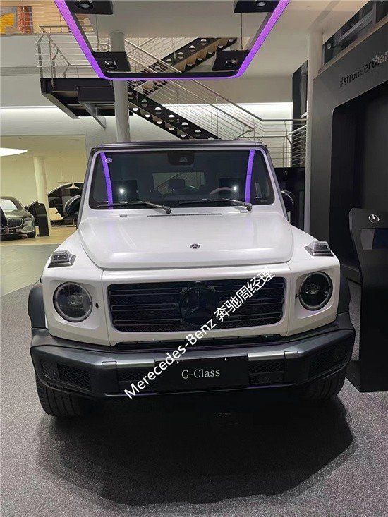2023款奔驰G500哑光石英白色帅气干练