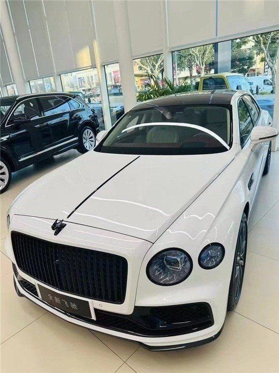 2022款宾利飞驰4.0 现车240万起可分期