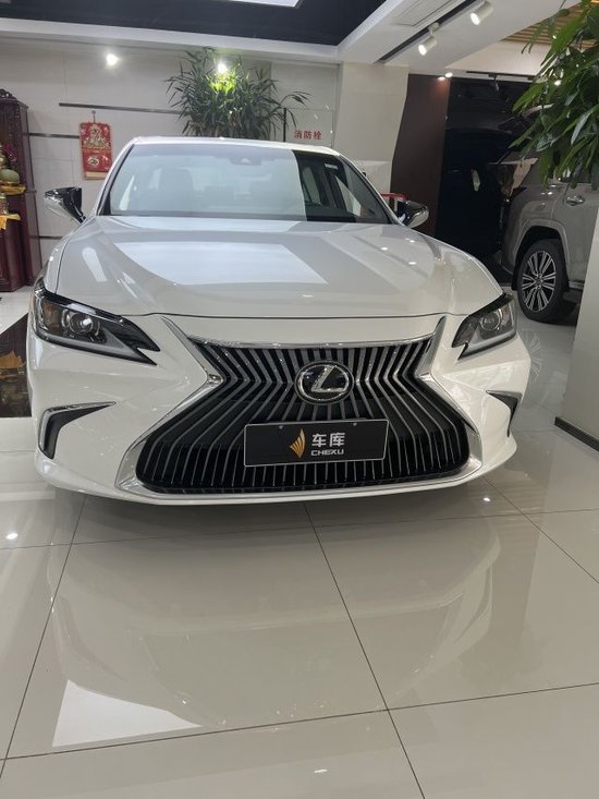 2023款雷克萨斯ES250价格30多万优惠中